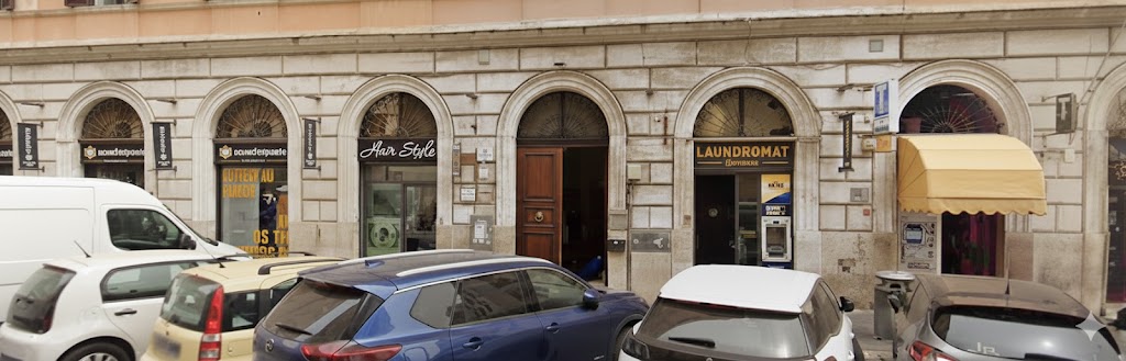 Elegante-facciata-storica-di-Roma-Tourist-Home-in-Via-Palestro.-Ingresso-principale-del-palazzo-con-portone-monumentale-in-legno-situato-in-facciata-palazzo-roma-tourist-home-via-palestro.jpg